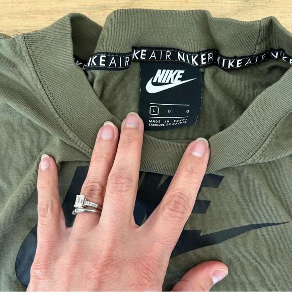 NIKE - Olive and black cropped NIKE AIR tee - sz L - Picture 3 of 5